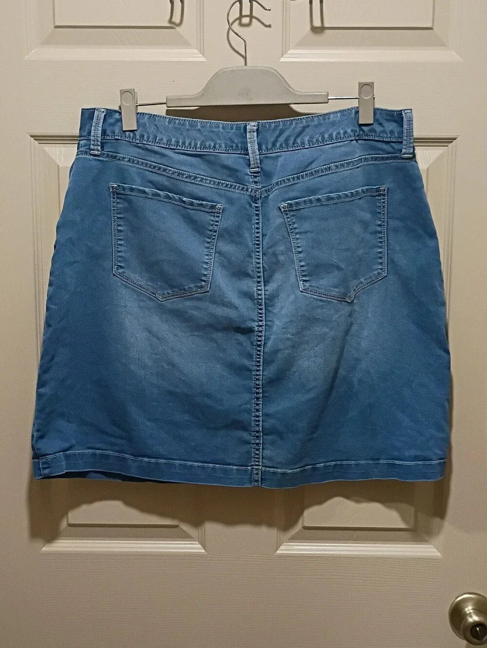 Boutique Plus denim skirt featuring a button-front design 16w GUC